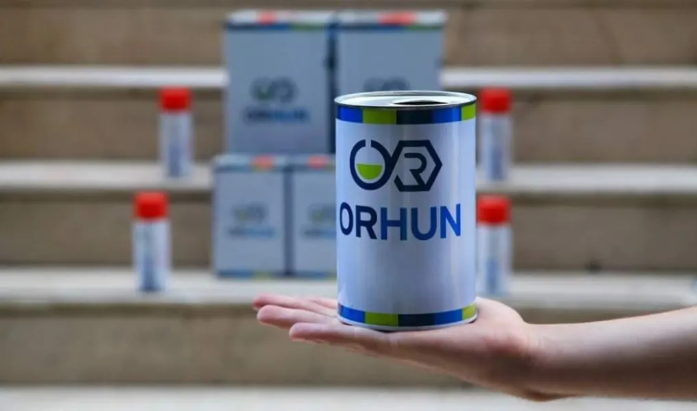 Avuç içinde Orhun Kimya izolasyon verniği kutusu