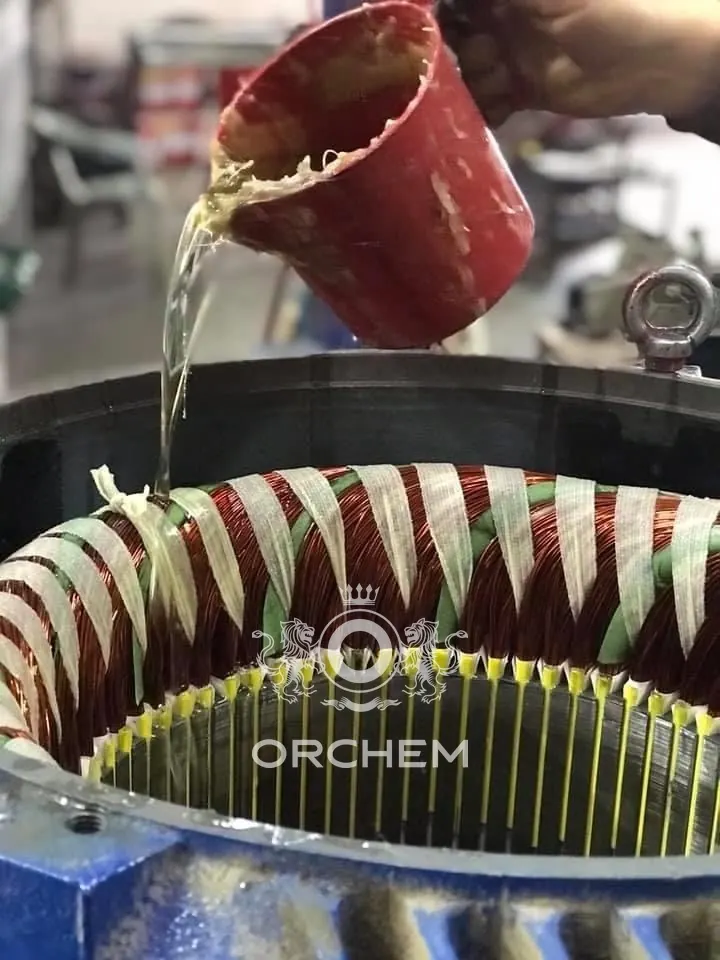 Yeni sarılmış stator sargısına bobinaj verniği dökülüyor